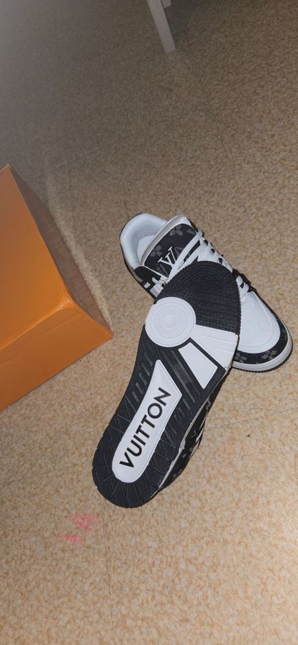 Louis Vuitton trainer noir et blanc Chaussures