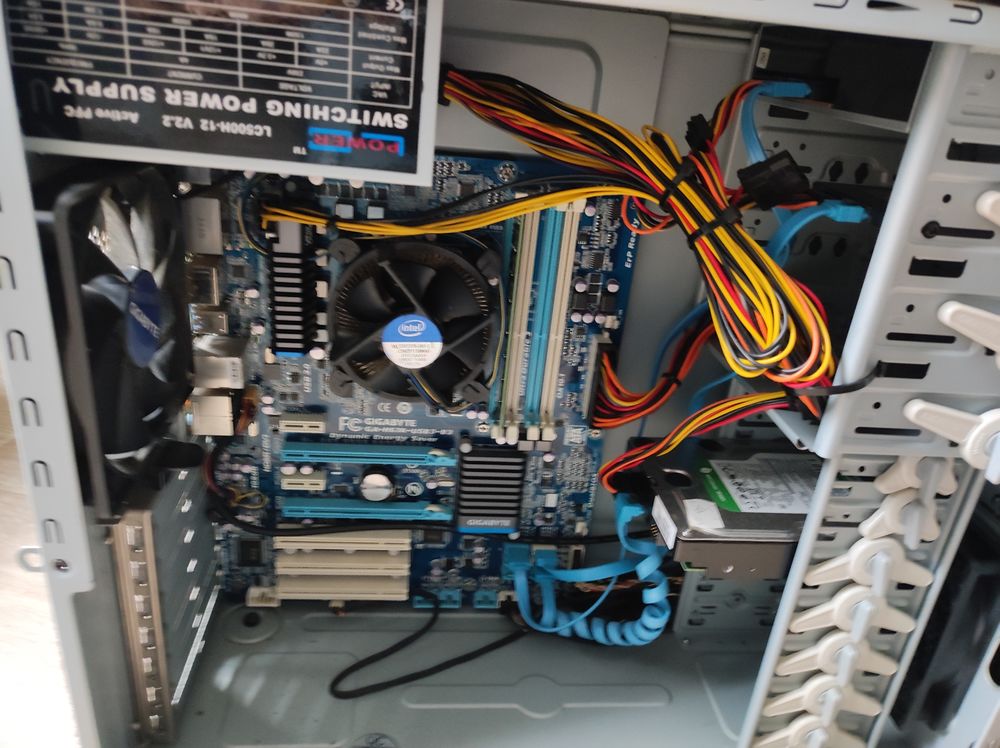 PC TOUR GIGABYTE AVEC SOURIS ET CLAVIER SANS FIL SANS ECRAN Matériel informatique