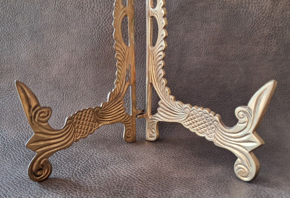 ancien chevalet support pr&eacute;sentoir en laiton travaill&eacute; Décoration