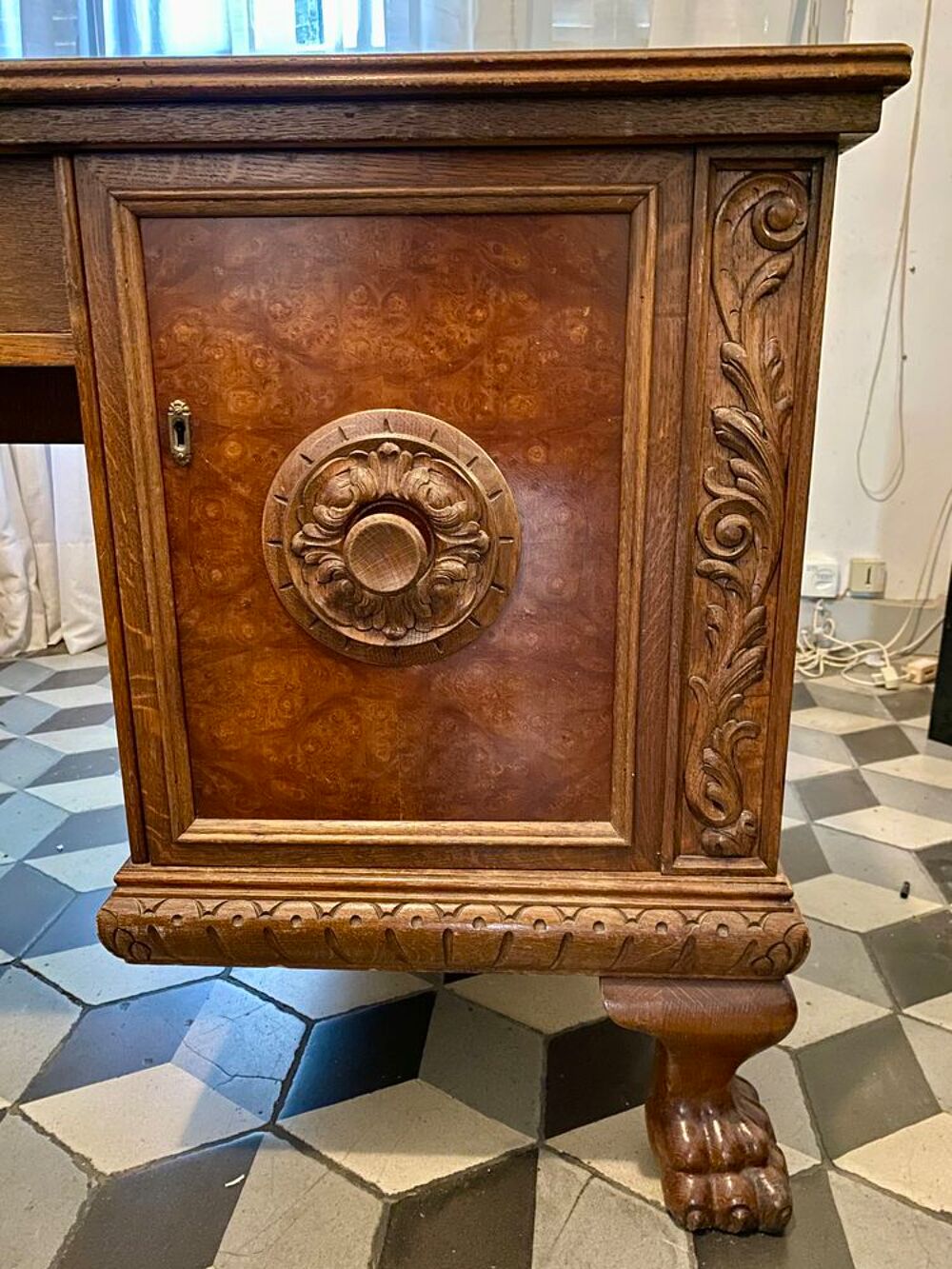table bureau ancienne en bois avec d&eacute;corations Meubles