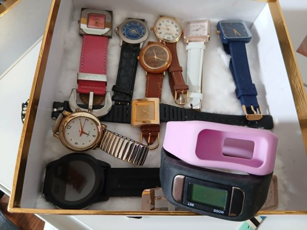  Lot de 20 montres styl&eacute;es diff&eacute;rentes, boite dor&eacute;e N&deg;1469 Bijoux et montres