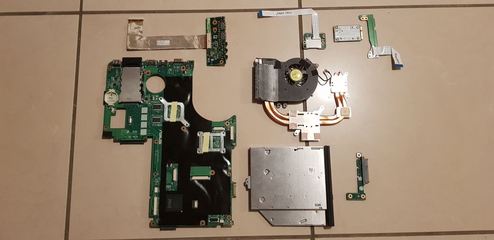 ASUS X77V, pi&egrave;ces d&eacute;tach&eacute;es Matériel informatique