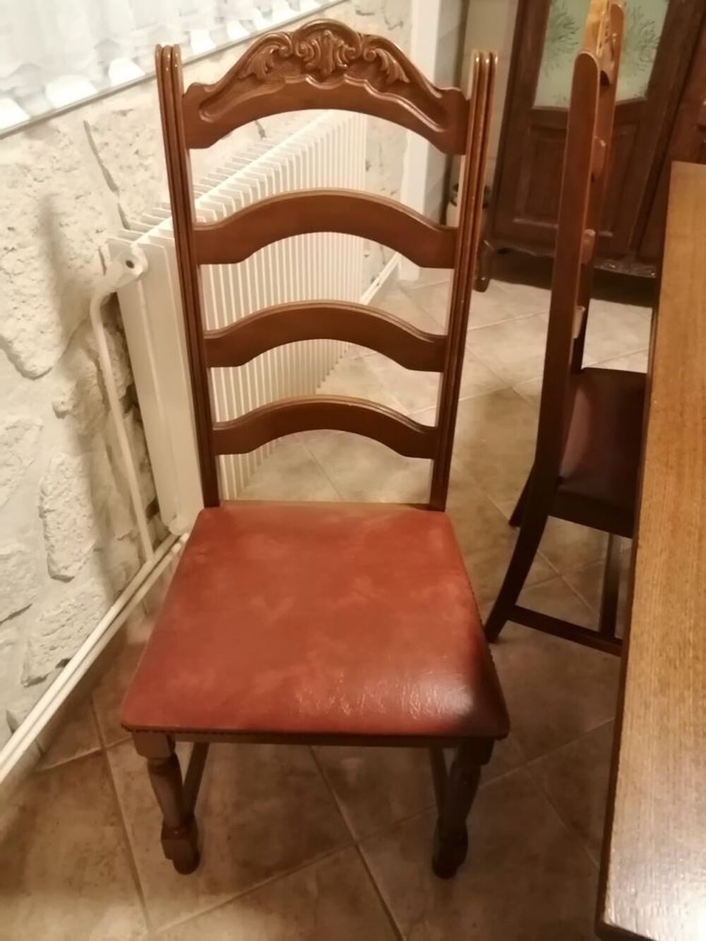 table avec ces 6 chaises. Meubles