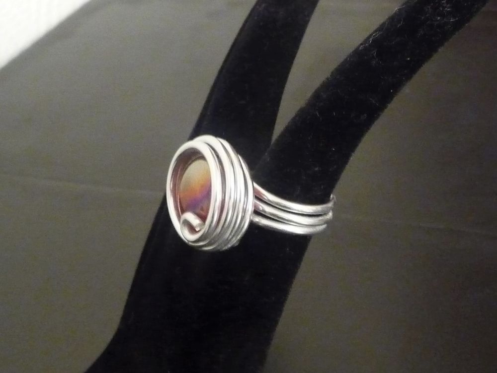Bague Ronde en M&eacute;tal Argent&eacute; avec sa Bille de Verre Rouge Bijoux et montres