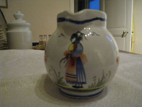 Pot � lait Henriot Quimper num�rot� 7 Vinay (38)