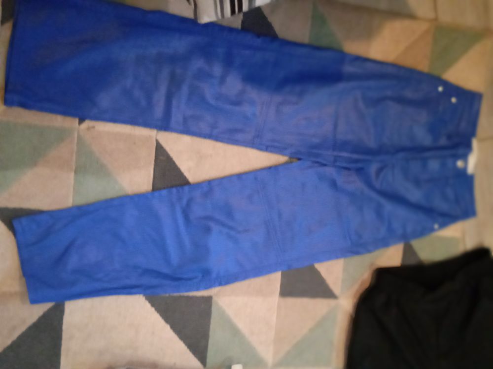 Pantalon simili bleu taille XS longueur de jambes 102 cms Vêtements