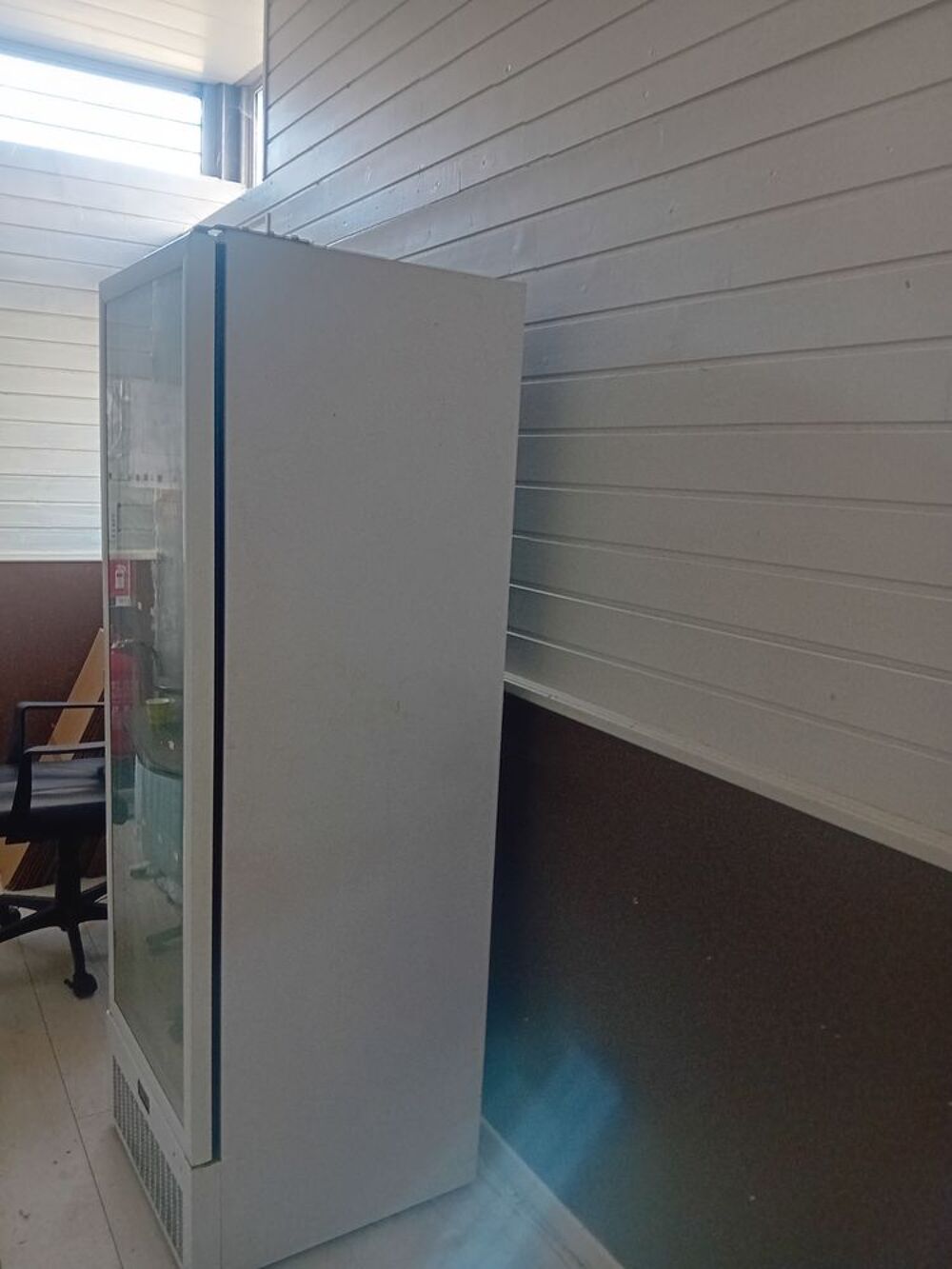 R&eacute;frig&eacute;rateur d'exposition vertical avec porte vitr&eacute;e Electrom�nager