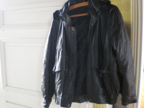 Veste en cuir noir  capuche 50 Cellier-du-Luc (07)