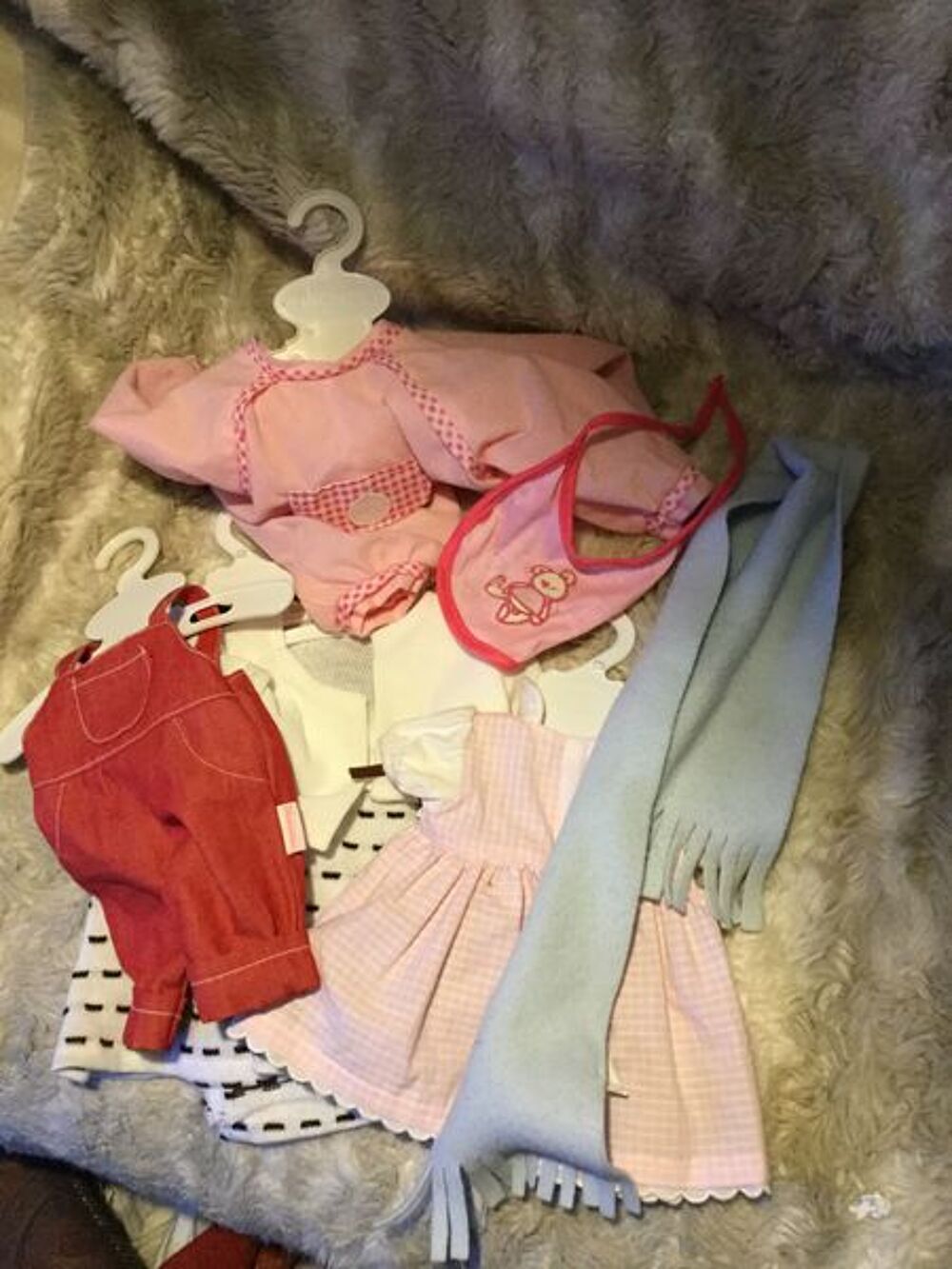 lot de 7 v&ecirc;tements de poup&eacute;es corolle Jeux / jouets