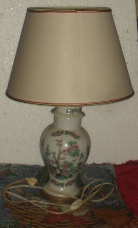 Superbe lampe �lectrique avec abat jour en porcelaine. 80 Montreuil (93)