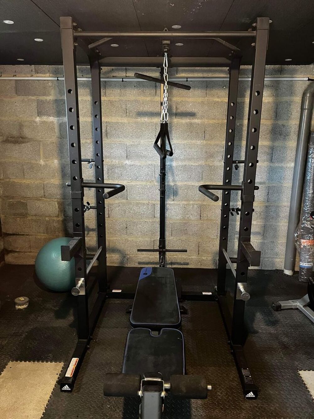 Lot Appareil musculation sport complet accessoires alt&egrave;res barres cage squatte Adidas power Rack home avec poulie et banc muscu Domyos Sports