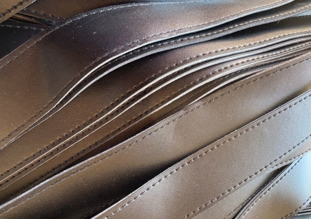 Important lot de 210 lani&egrave;re sangle Simili Cuir synth&eacute;tique Maroquinerie