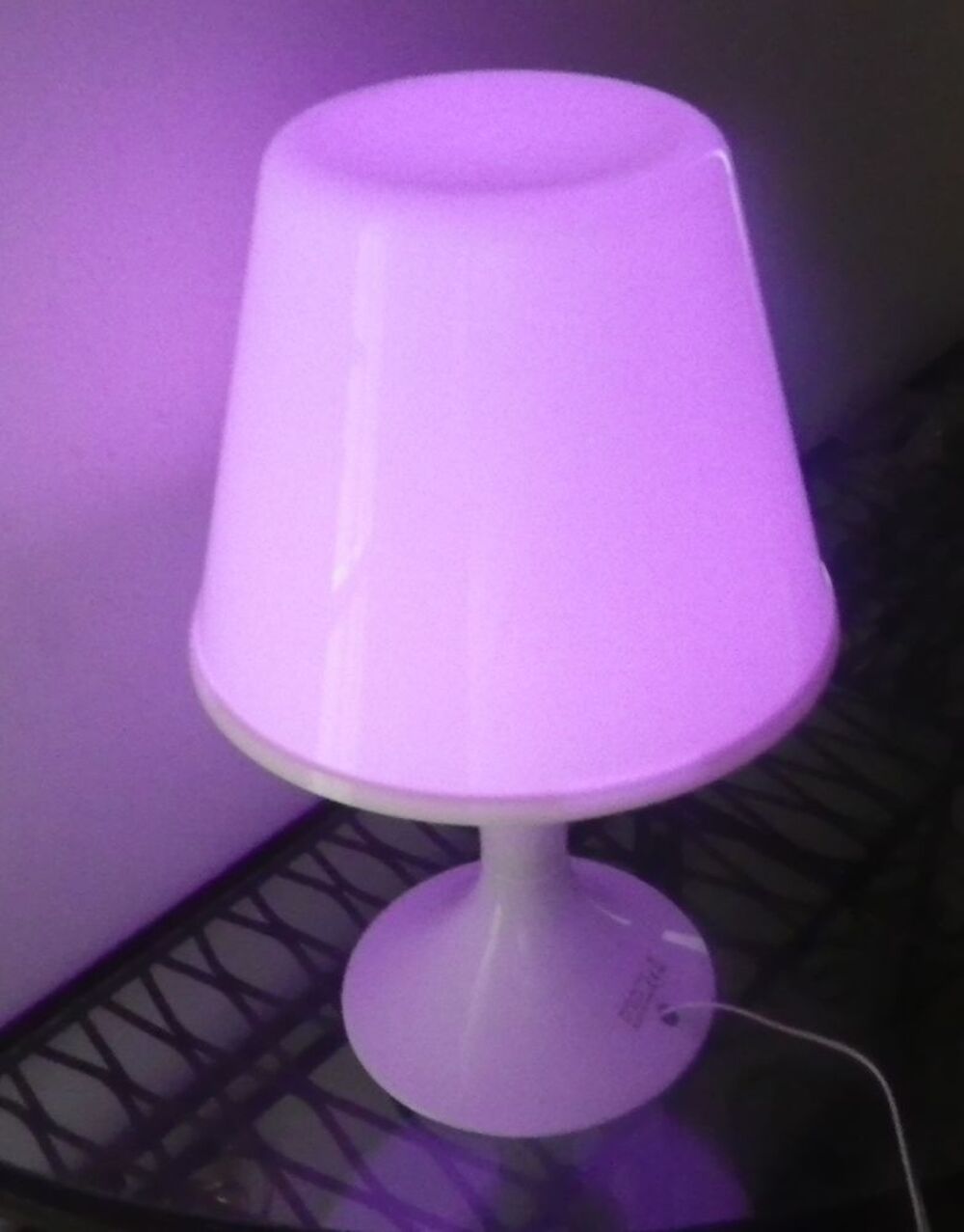 LAMPE BLANCHE A COULEURS CHANGEANTES (2 ex dispo) Décoration