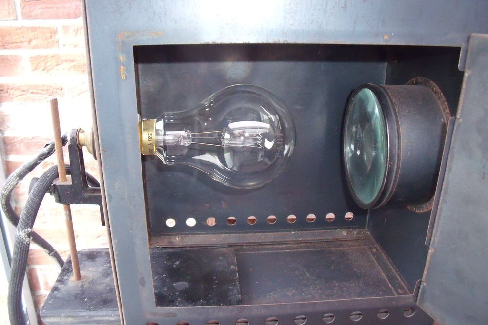 projecteur ancien appel&eacute; aussi lanterne magique 