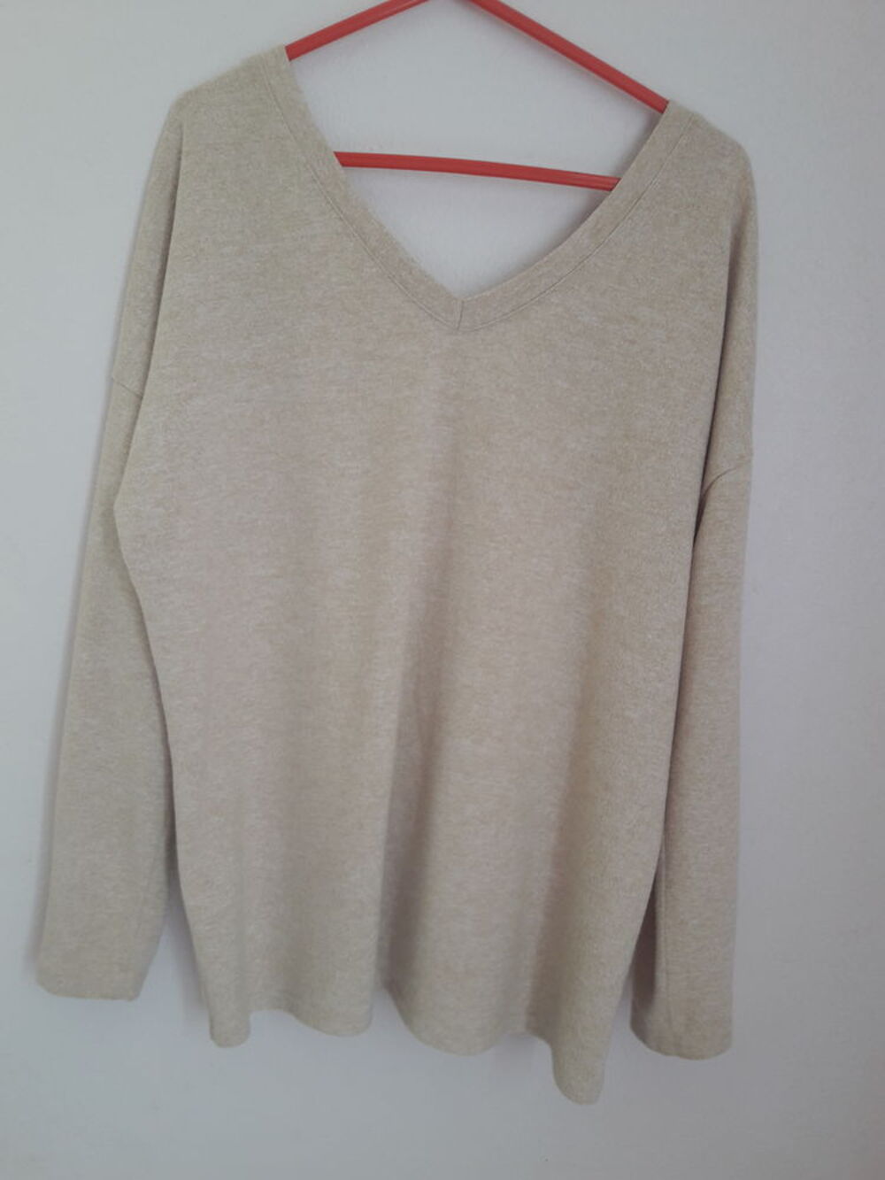 Pull beige col V. Vêtements