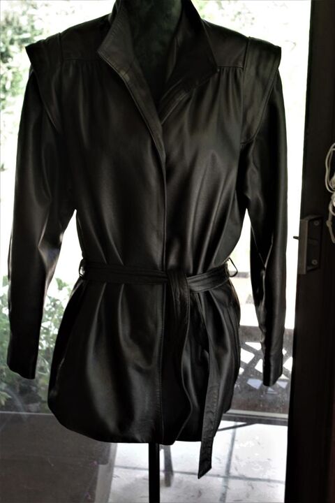 belle veste noire en véritable cuir avec ceinture amovible. 60 Montbonnot-Saint-Martin (38)