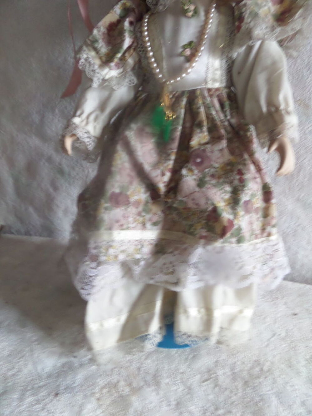 poup&eacute;e en porcelaine 