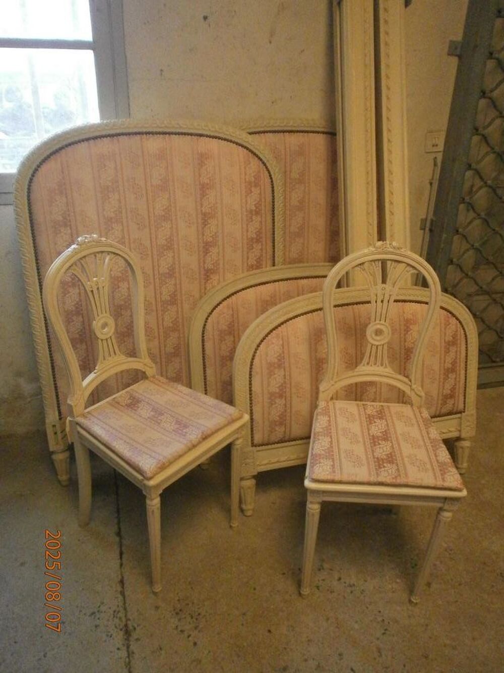lits jumeaux et chaises Meubles