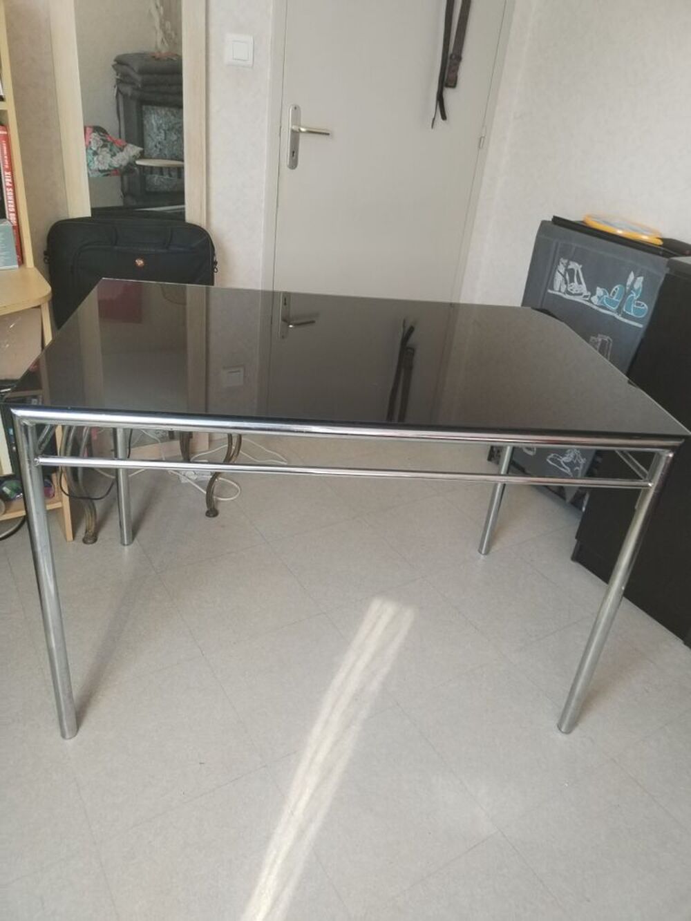 TABLE EN VERRE FUME Meubles