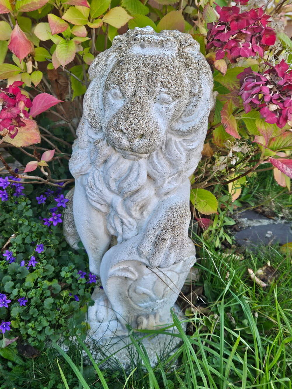 Lion en pierre pour jardin 
tr&egrave;s lourd
hauteur 54 Décoration