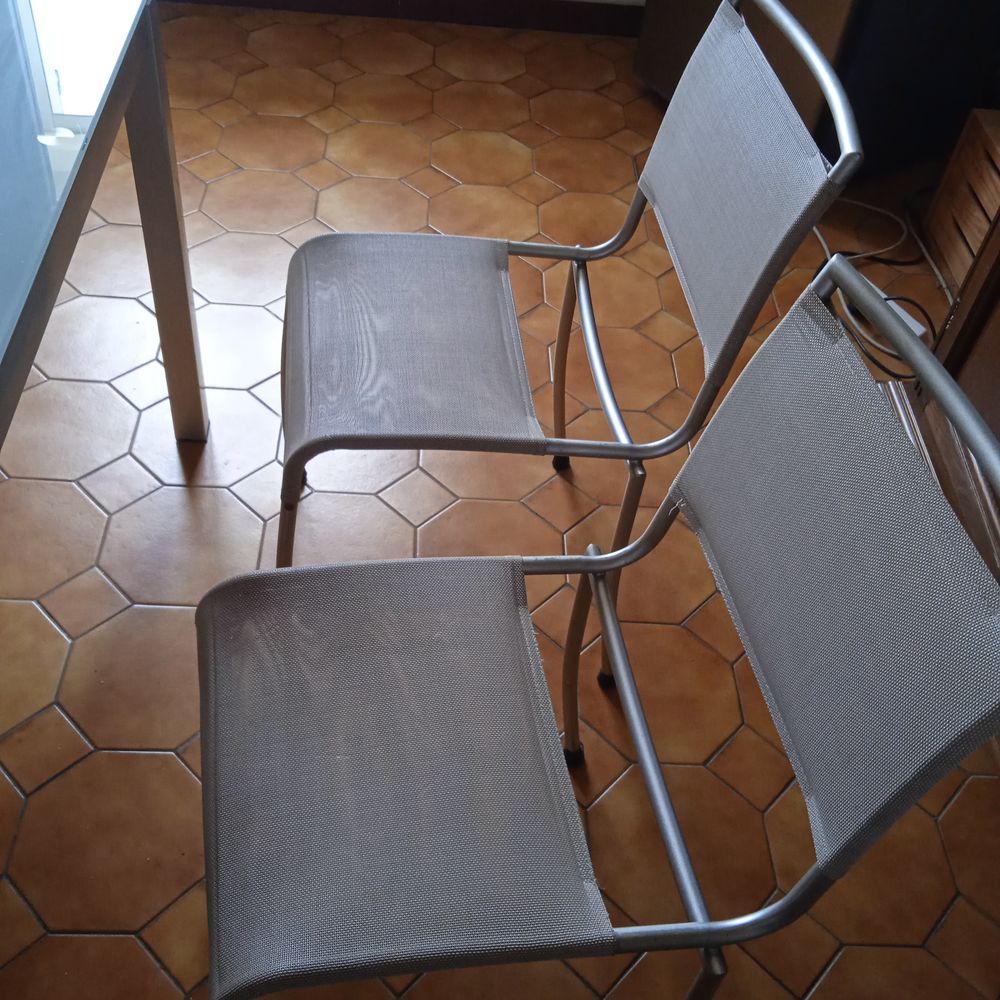Table en verre poli, moderne et ses chaises Meubles