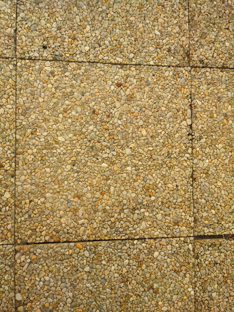 34 Dalles de graviers lav�s 50cm x 50cm �paisseur 5cm.
Soit Les Sables-d'Olonne (85)