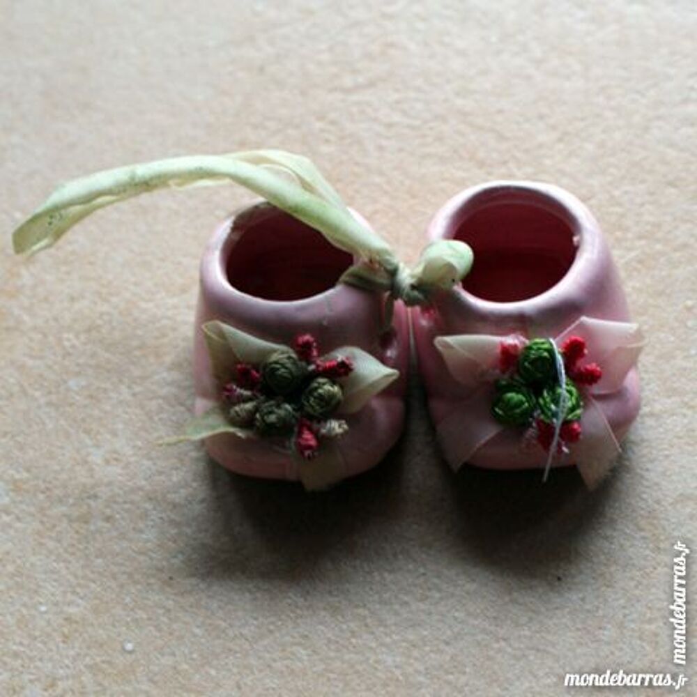 Petits chaussons en porcelaine rose vintage Jeux / jouets