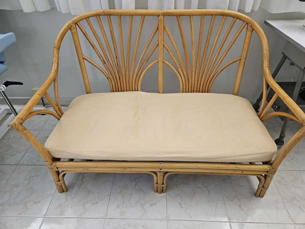 Canap&eacute; en rotin avec coussin beige Meubles