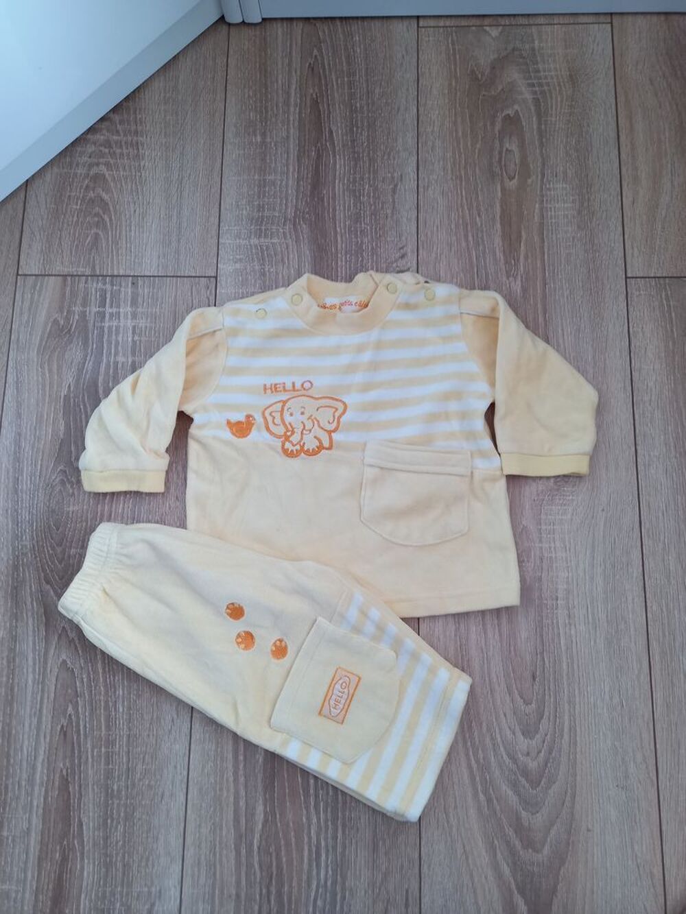 Pyjama 2 pi&egrave;ces marque Les Petits Calins 6 mois jaune clair Vêtements enfants