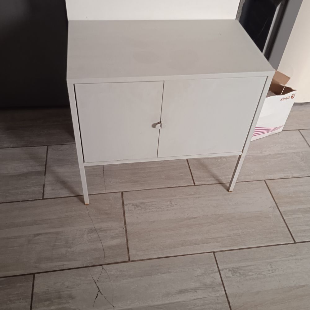 Petit meuble m&eacute;tal gris 2 porte 60 cm de long, 35 de profond Meubles
