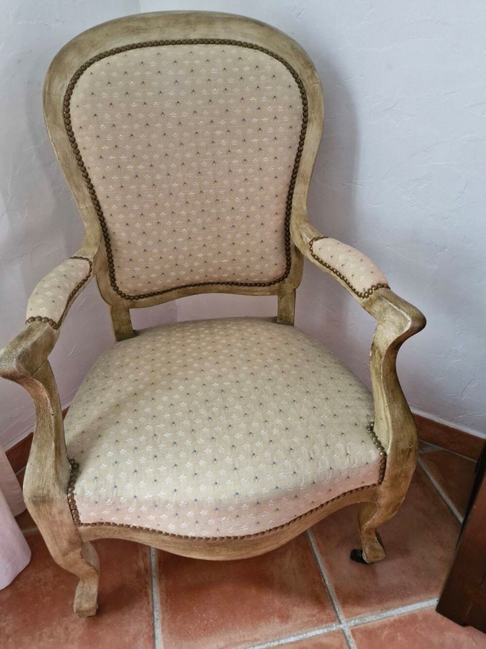 3 fauteuils de style et 1 canap&eacute; 2 places type radassiere Meubles