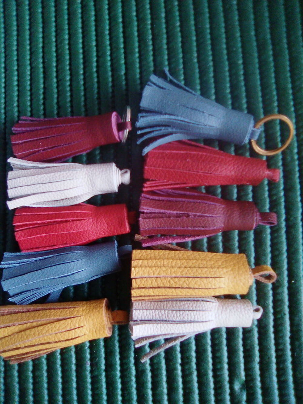 pompons cuir v&eacute;ritable et de qualit&eacute; neufs grands ou petits Décoration