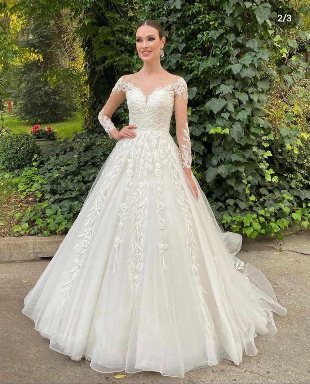 Robe de mari&eacute;e avec traine Vêtements