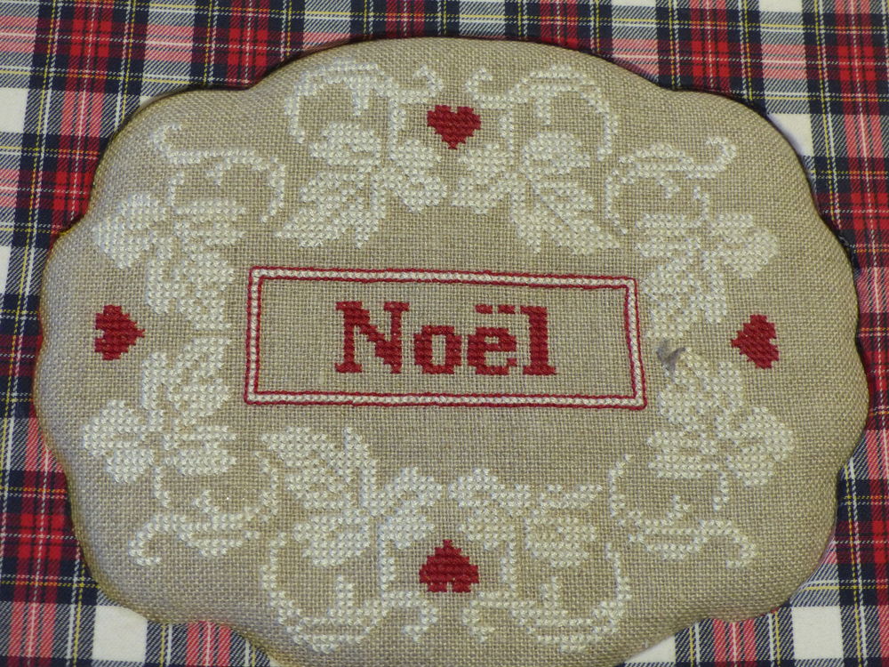 belle d&eacute;coration suspension " NOEL " POINT DE CROIX Décoration
