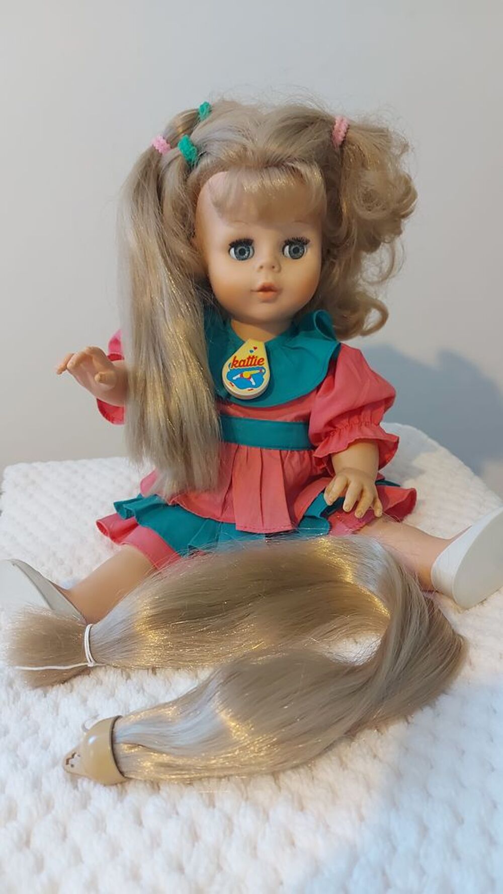 Adorable poup&eacute;e Kattie + 1 m&egrave;che de rechange 