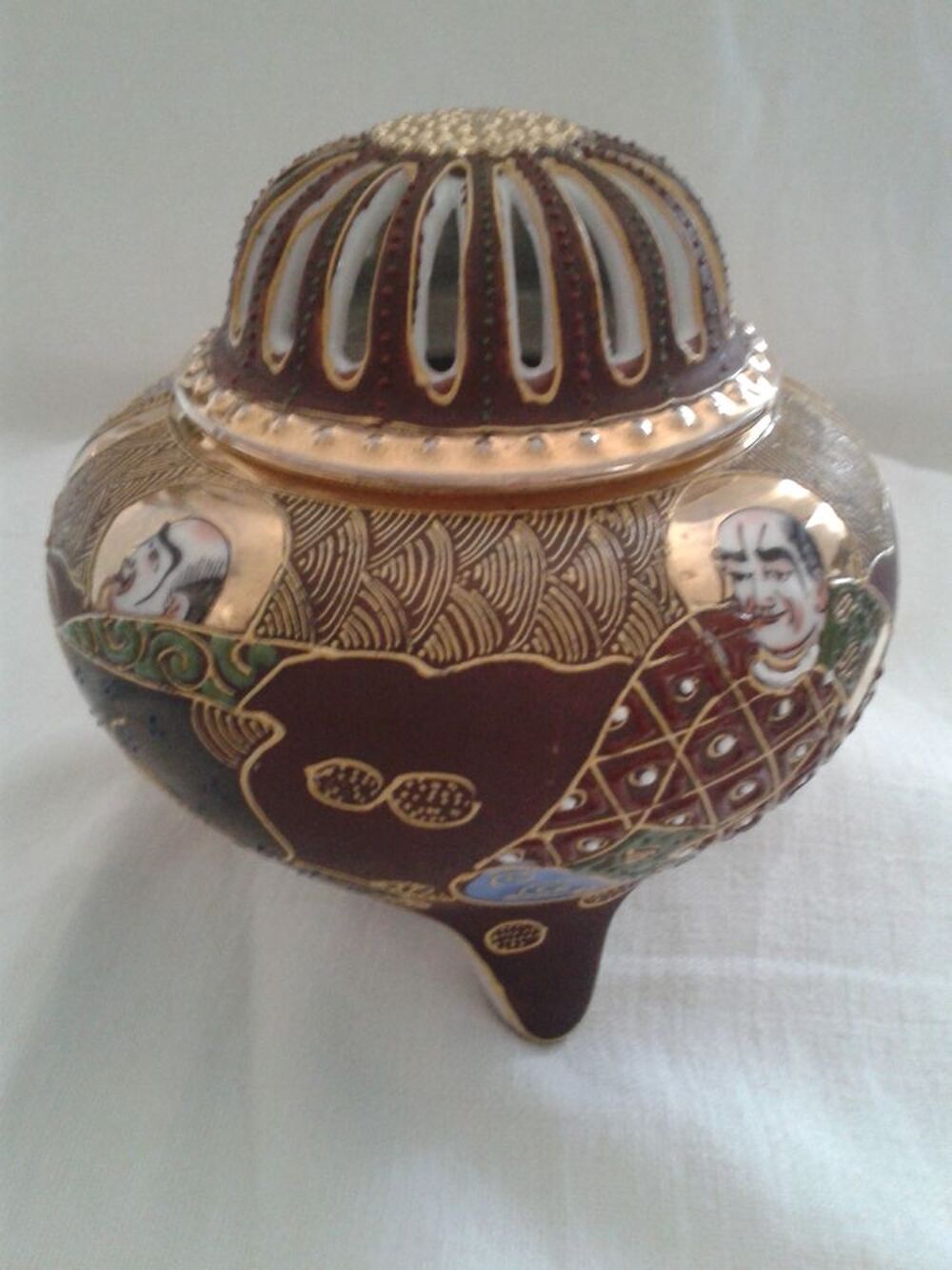 br&ucirc;le parfum ancien en porcelaine du Japon Satsuma Décoration