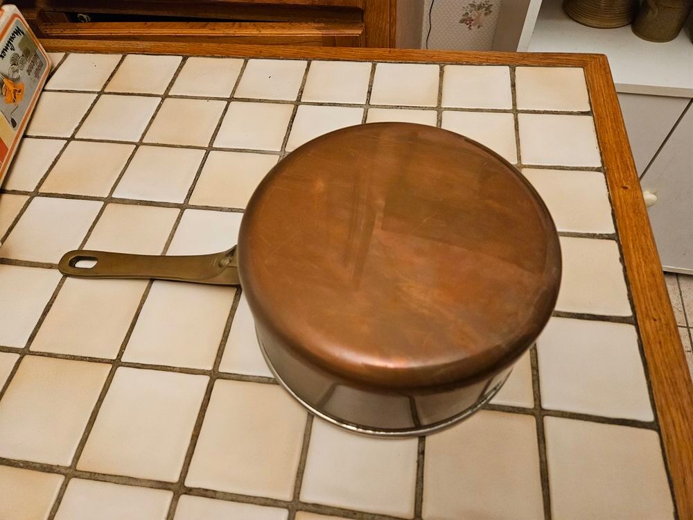 &eacute;tag&egrave;re et casseroles en cuivre &eacute;tam&eacute; pour cuisiner
Meubles