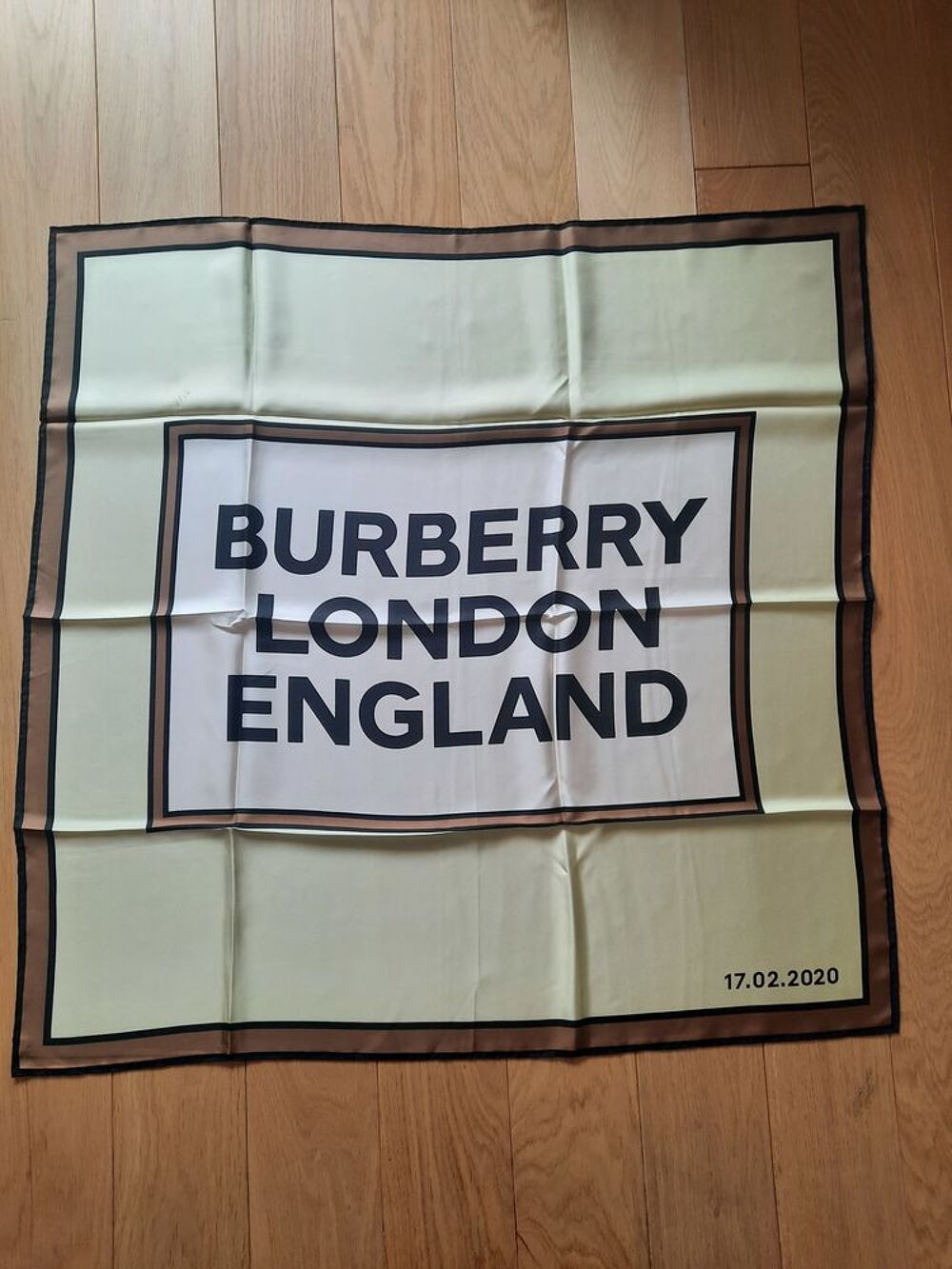 Burberry London England - Foulard 100% Soie Vêtements