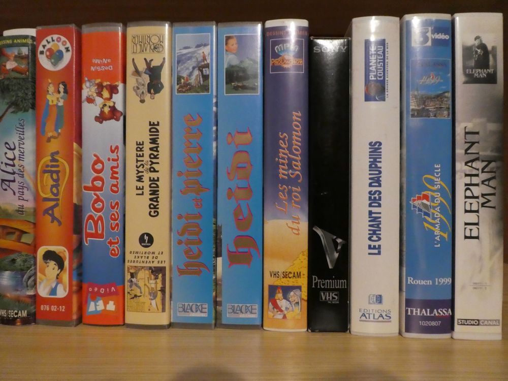 11 cassettes vid&eacute;o : Alice au pays des merveilles, Ala Photos/Video/TV