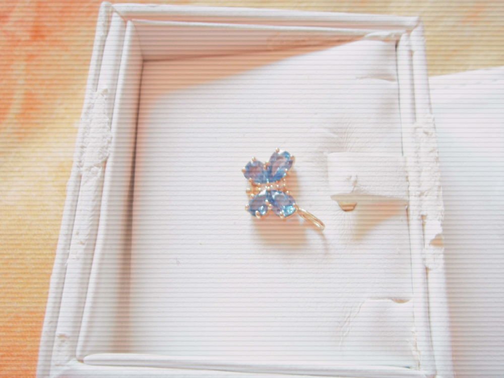 Pendentif papillon. Quatre saphirs et un diamant, 1,4 g d'or Bijoux et montres