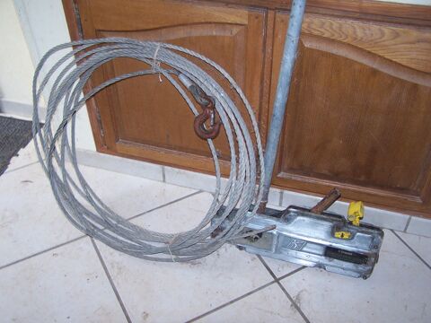 Treuil manuel avec câble acier marque tractel 150 Saint-Saturnin (51)