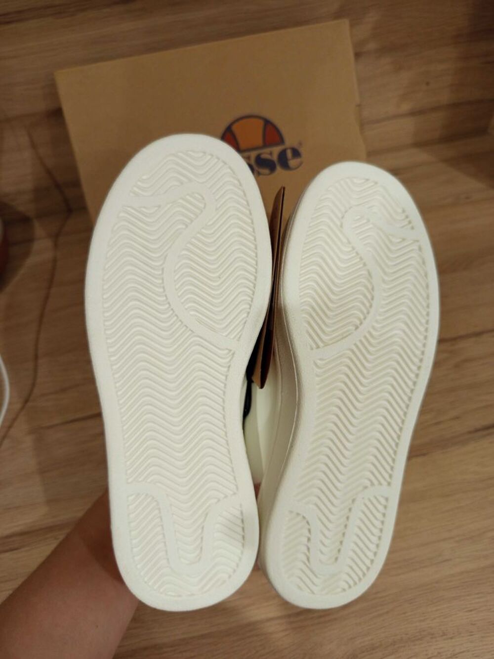 Paire de baskets / sneakers fille &agrave; scratch Ellesse pointure 34 neuves avec &eacute;tiquettes Chaussures enfants