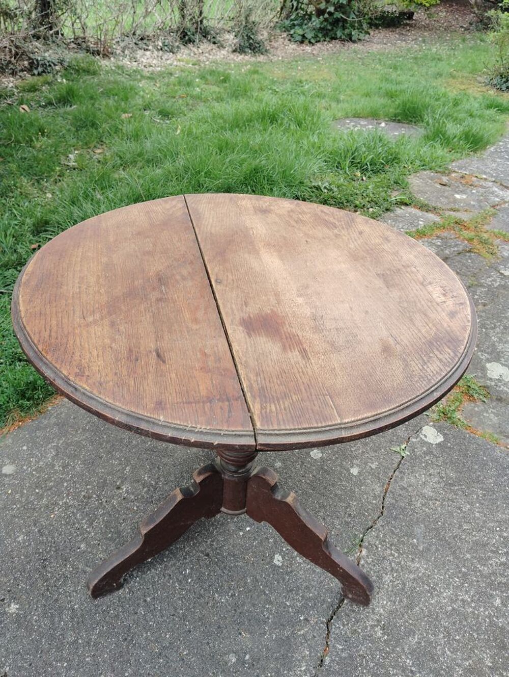 . C&egrave;de table gu&eacute;ridon en ch&ecirc;ne. Meubles