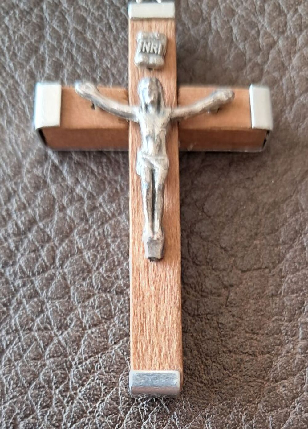 pendentif m&eacute;daillon croix chr&eacute;tienne crucifix avec j&eacute;sus Bijoux et montres
