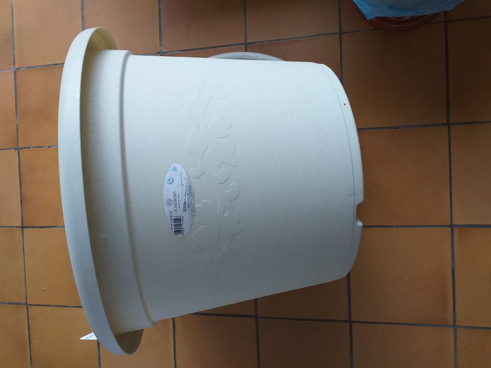 POT DE FLEURS EN PLASTIQUE Jardin