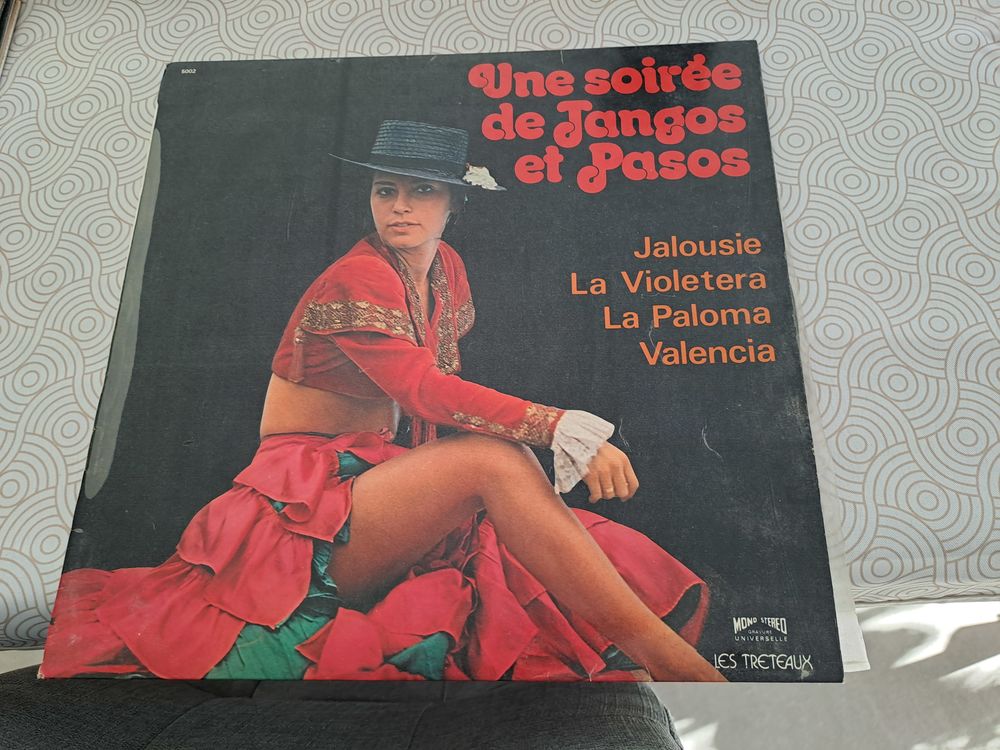 lots d'une centaine de disques des ann&eacute;es 60-70 CD et vinyles