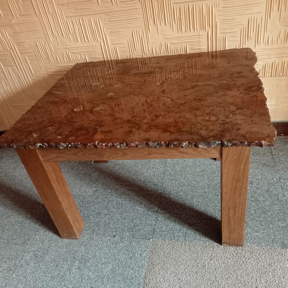table basse en marbre fossilis&eacute; d'Erfoud Meubles