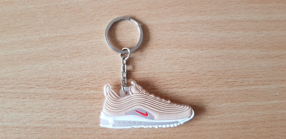 Porte cl&eacute; basket sneakers
nike air max 97
beige blanc 