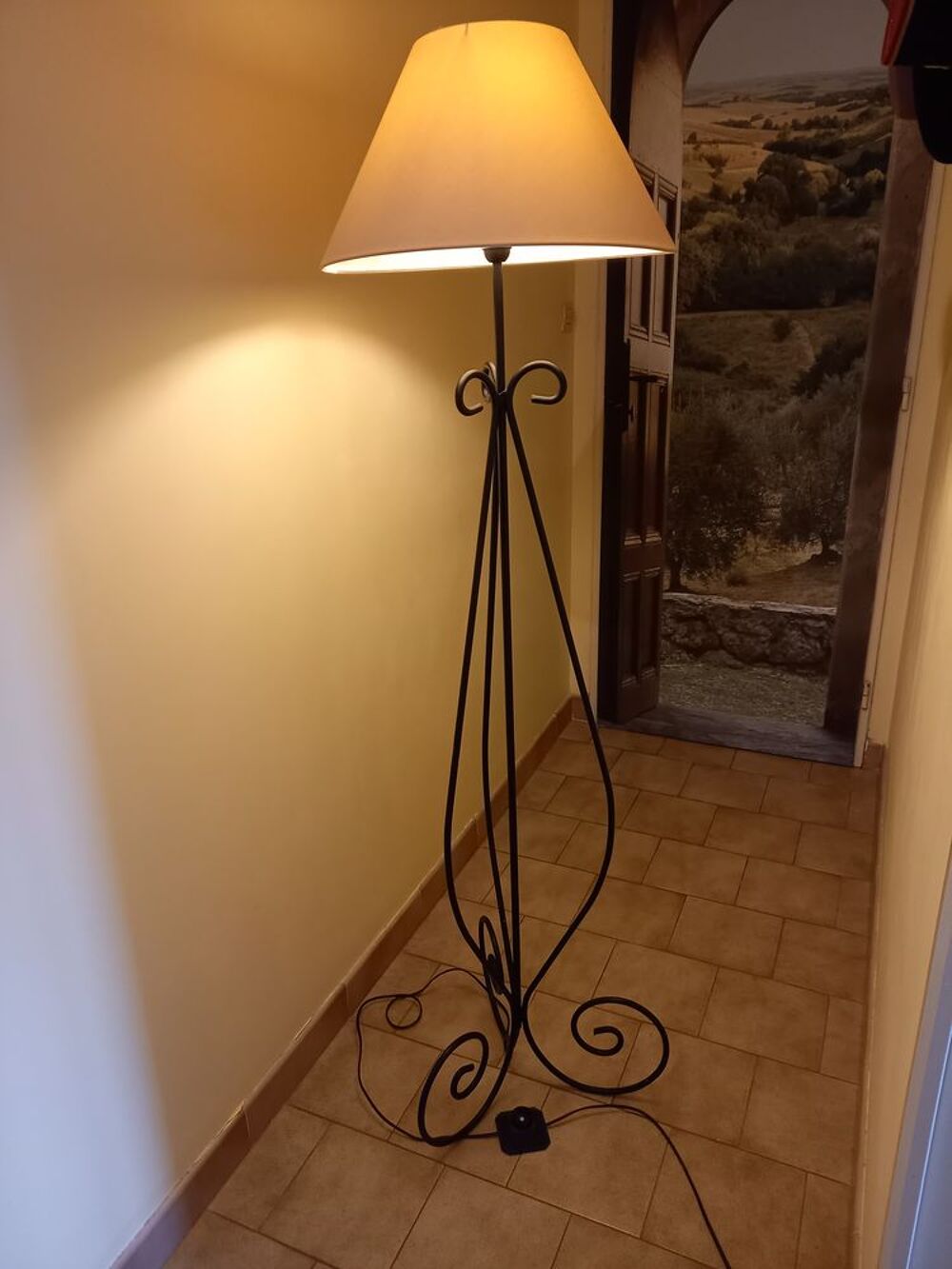  Lampadaire sur pied en fer forg&eacute; &agrave; volutes Décoration