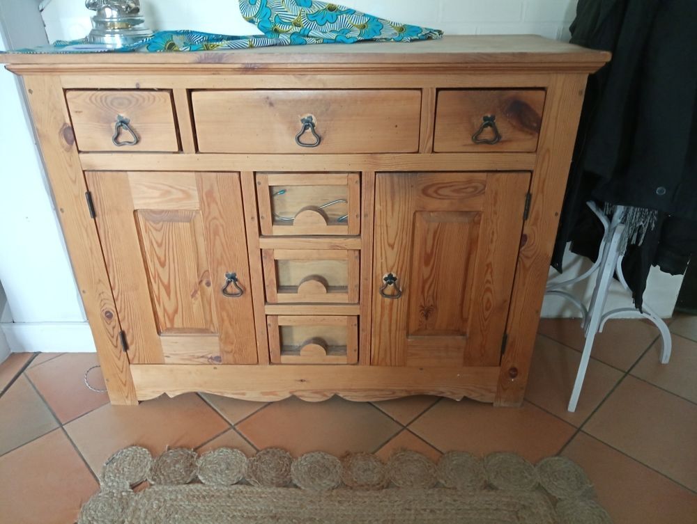 coffre maie ancienne &agrave; 100€ , une commode a 60€ et une table basse en bon &eacute;tat avec tiroir de bonne contenance a 50€ Meubles